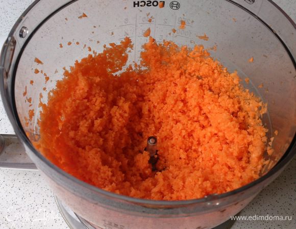 Морковь очистить и натереть на мелкой терке или измельчить в комбайне.