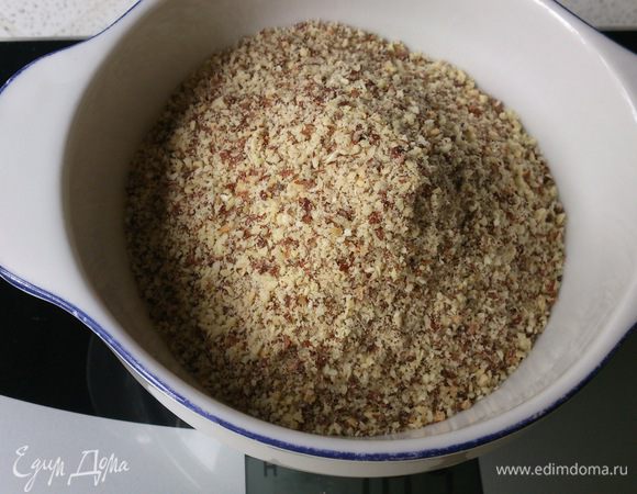 Орехи подсушить и измельчить в муку. Я использовала уже готовую.