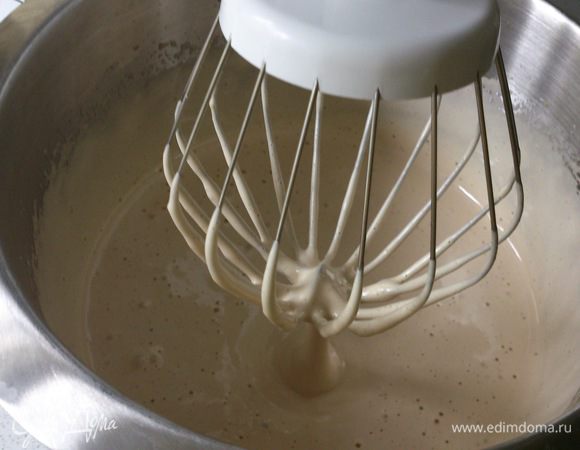 Яйца взбить с сахаром до пышной пены.