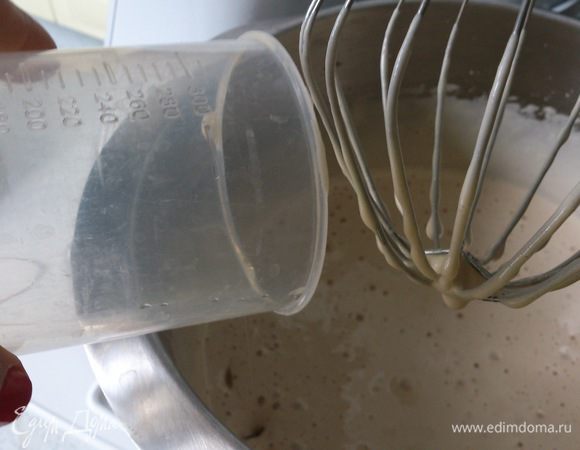 Влить масло и немного взбить.