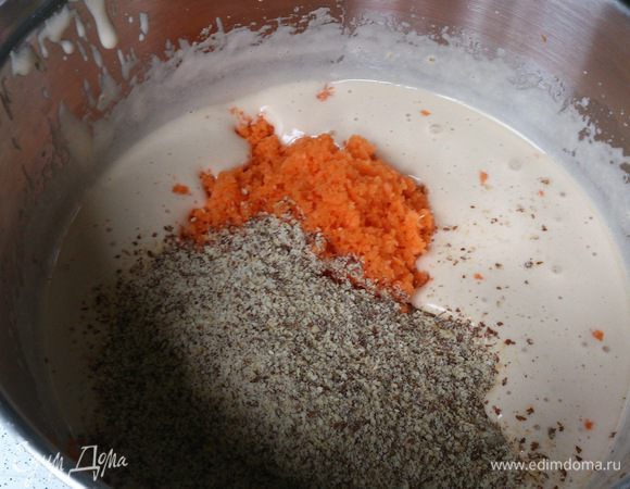 Добавить ореховую муку, изюм с коньяком и морковь. Перемешать.