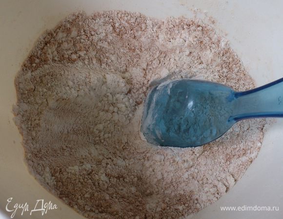 Просеять муку с разрыхлителем и корицей. Добавить в тесто.
