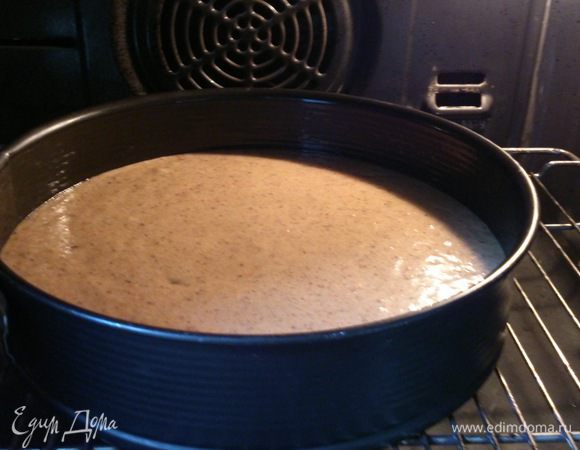 Выложить тесто в форму, смазанную маслом и выпекать при 180 С 50 минут.