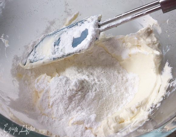 Сливочный сыр смешать с сахарной пудрой.