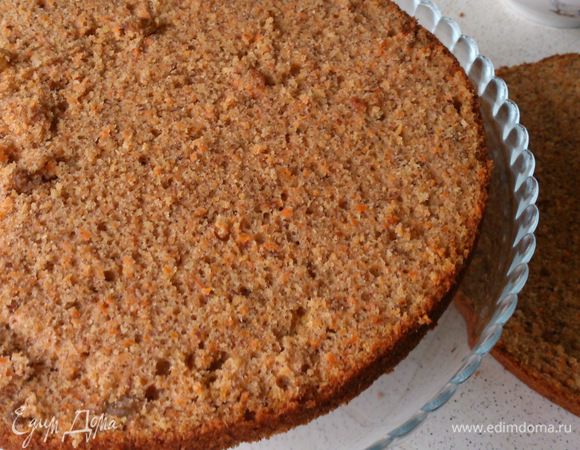 Остывший пирог разрезать на два коржа. Этот шаг можно пропустить и просто покрыть пирог глазурью сверху и по бокам. 