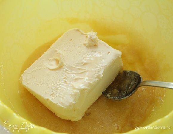 Добавить мягкое масло, взбить.