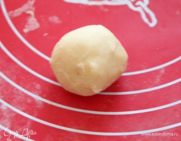 Тесто разделить на кусочки и скатать на небольшие шарики.