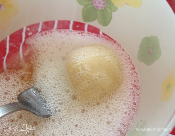 Окунуть шарики сначала в слегка взбитый белок.