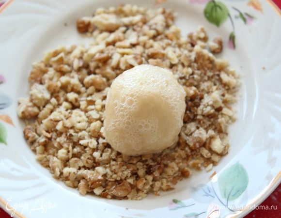 Затем обвалять в измельченных орешках.