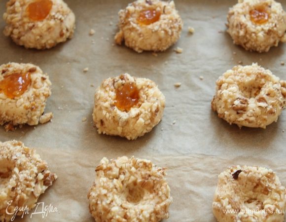 Выложить на бумагу для выпечки.слегка приплюснуть сделать углубление в серединке, начинить джемом.