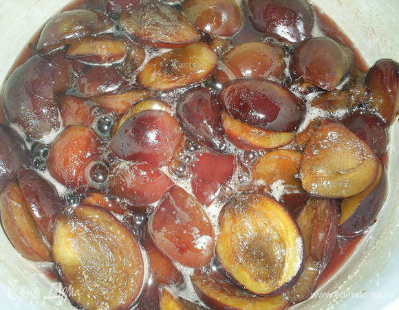 Засыпаем сливы сахаром (100 г от общего количества), встряхиваем кастрюльку, чтоб сливы равномерно покрылись сахаром и ставим на самый медленный огонь. Ждем, пока сливы пустят сок, с появлением сока понемногу прибавляем огонь. 