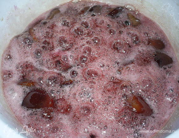 Когда сливы будут кипеть в своем соку, высыпаем оставшиеся 300 г сахара и включаем большой огонь. 
Постоянно, помешивая (но без излишнего фанатизма), варим минут 10-15. Сливы станут полупрозрачными, а сироп густым. Главное не переварить, чтоб не получить привкус жженого сахара.