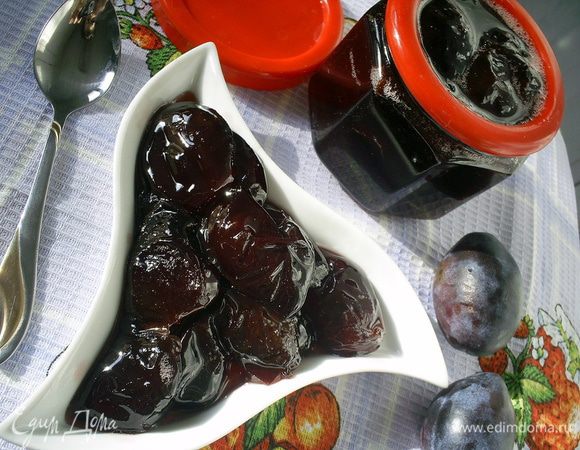 Горячим разливаем по банкам, закрываем крышками. У меня получилось чуть больше полулитра готового продукта. Приятного аппетита!!!