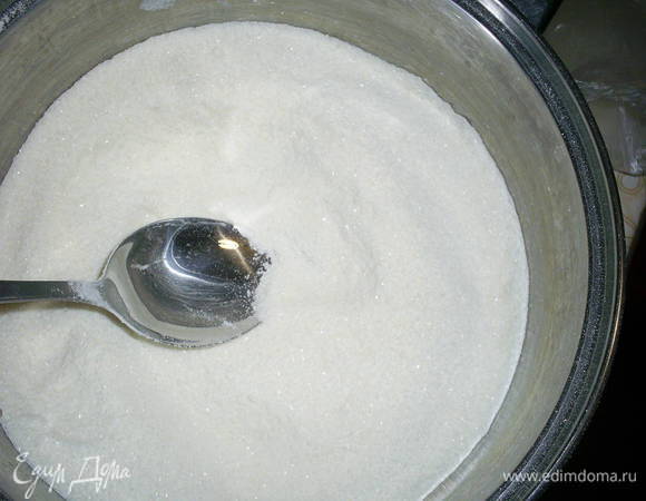 Смешиваем сахар и сухое молоко, растираем ложкой, чтоб не было комочков. 