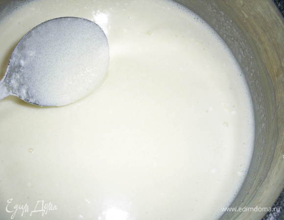 Вливаем часть молока и размешиваем до однородности.