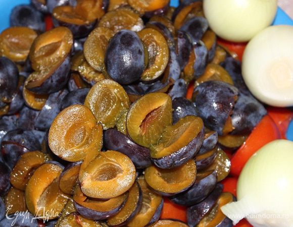 Помидоры и сливы помыть, из слив удалить косточку, вес слив без косточек должен составлять 1 кг, поэтому неочищенных слив можно взять 1,2 кг. Лук и чеснок очистить от шелухи. Чеснок пропустить через чеснокодавилку и отставить в сторону. Перец чили очистить от семян и перегородок, главных источников остроты, мелко нарезать, отставить в сторону. 