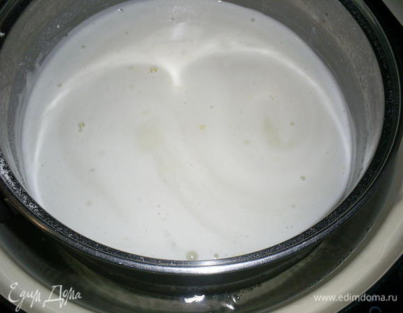 Вливаем оставшееся молоко, ставим кастрюлю на водяную баню. Держим нашу смесь на водяной бане час, периодически помешивая, не слишком интенсивно, чтоб на стенки кастрюли поменьше массы налипало. То, что налипло, в кастрюлю счищать не надо - будут комочки. Сверху образуется пенка, с ней бороться не надо никак. В конце приготовления просто ее соберем.