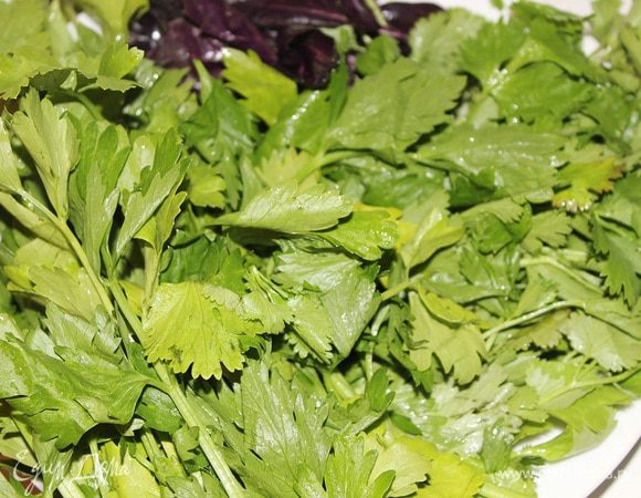 2 вариант: Все вышеописанное, только через мясорубку вместе со сливами, помидорами и луком пропускаем еще сельдерей и базилик, перекладываем в кастрюльку, ставим на огонь и доводим до кипения, уменьшаем огонь и варим 1,5 часа на среднем огне (на 2 делении из 6). 