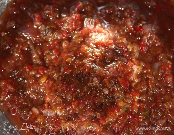 За 10 минут до окончания варки добавить молотую паприку и мелко нарезанный чили. Соус остудить и разложить по стерилизованным банкам. 
