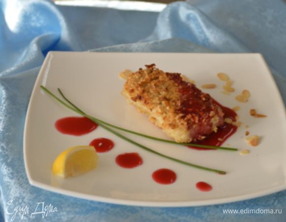 Подготовленное филе трески без кожи и костей посыпаем солью, перцем, сбрызгиваем лимонным соком.