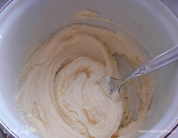 Перемешать размягченное сливочное масло с сахаром солью.