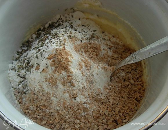 Положить муку, разрыхлитель,  смесь травок, семечки.
