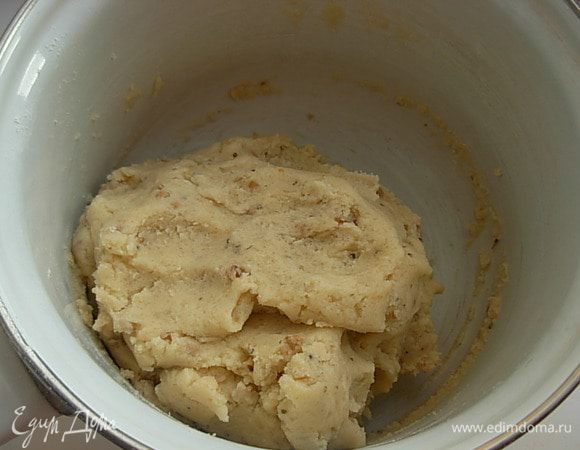 Перемешать. Получается довольно мягкое тесто.