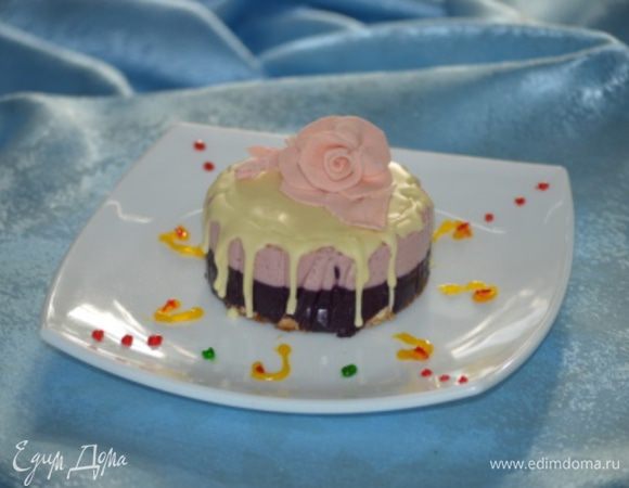 Взбить ягоды в блендере и протереть через сито, с пюре соединить каждый сорт с выделенным соком и добавить в каждое пюре сахар и ликер. 