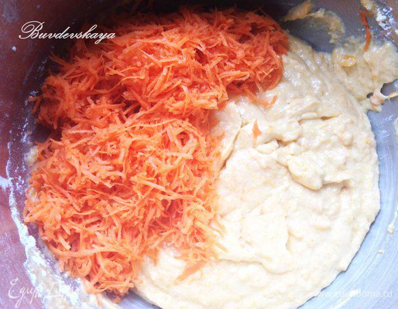 В отдельную миску просеять муку, разрыхлитель, соду, соль и корицу. Добавить муку к тыквенной смеси и перемешать. Затем  добавить морковь. 