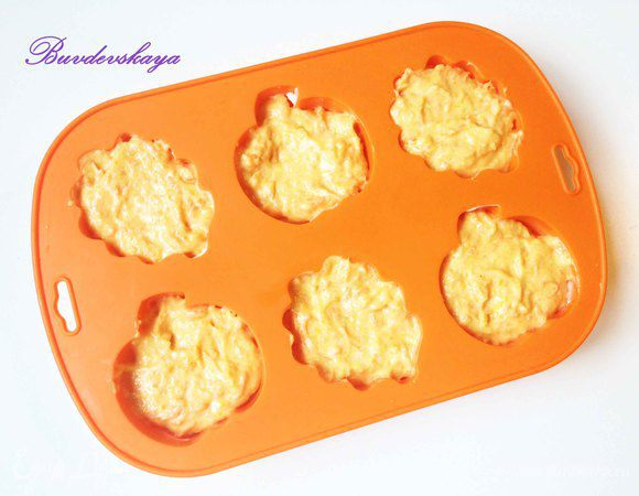 Формочки для маффинов смазать маслом и заполнить их тыквенно-морковной массой на 2/3 высоты. Поставить в разогретую духовку до 180 градусов. Выпекать 20 минут (у вас может уйти больше или меньше времени, это зависит от размера формочек и от особенностей духовки). Вынуть из духовки, дать немного остыть и вынуть из формочек. ENJOY !