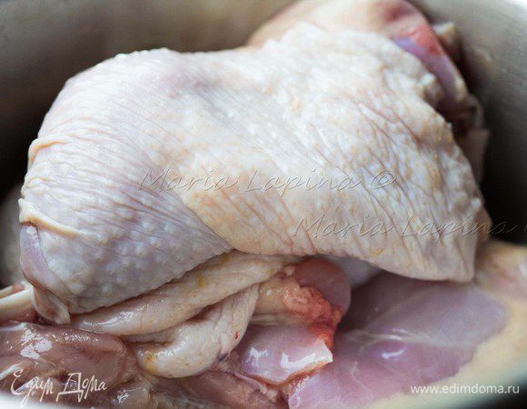 Курицу моем, складываем в кастрюлю и заливаем чистой холодной водой. Накрываем крышкой и ставим на большой огонь. 