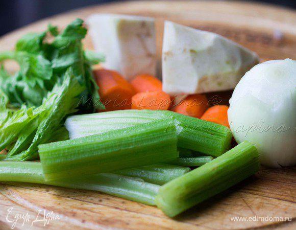 Подготавливаем все овощи, чистим и моем их. 