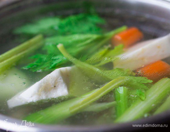 В чистый бульон кладем овощи, когда он снова закипит солим его,  добавляем лавровый лист, соль и перец, уменьшаем огонь до среднего, прикрываем крышкой и оставляем вариться в течении 2ух часов. 