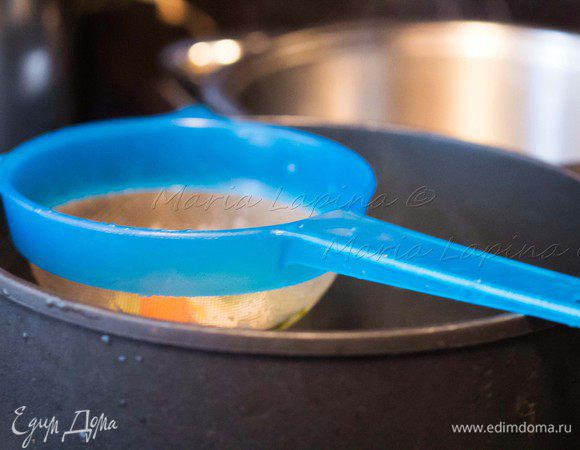 Из бульона достаем все овощи, процеживаем его в другую кастрюлю.