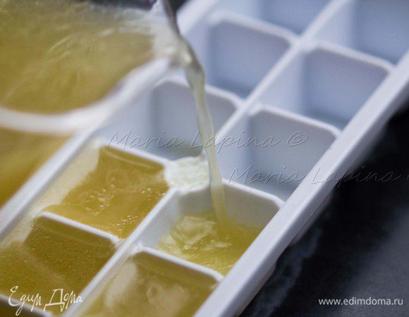 Готовый концентрированный бульон разливаем по формам для льда и отправляем в холодильник. 