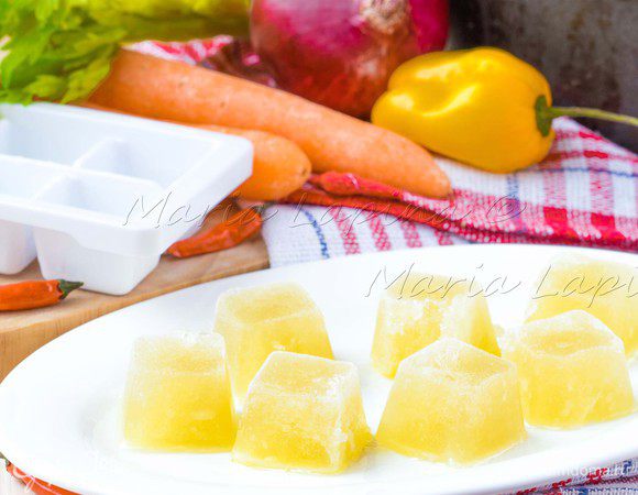 Замерзшие кубики бульона достаем из формы и перекладываем в контейнер, плотно закрываем и храним в морозилке не более 6 месяцев.