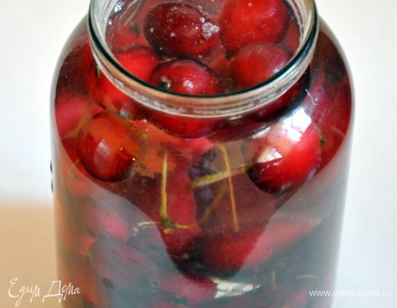 Вскипятить воду в кастрюльке и кипящей водой залить яблочки, дать постоять 20-30 минут. Затем сливаем воду из банок в кастрюльку и доводим до кипения. Снова заливаем яблоки и даем постоять 30 минут. Через тридцать минут, сливаем воду в кастрюльку, добавляем сахар и доводим до кипения. Как только вода закипит. В банки раскладываем по несколько листочков мяты и заливаем кипящим сиропом. 