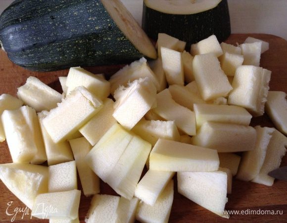 Кабачок очистить, порезать на небольшие кусочки.