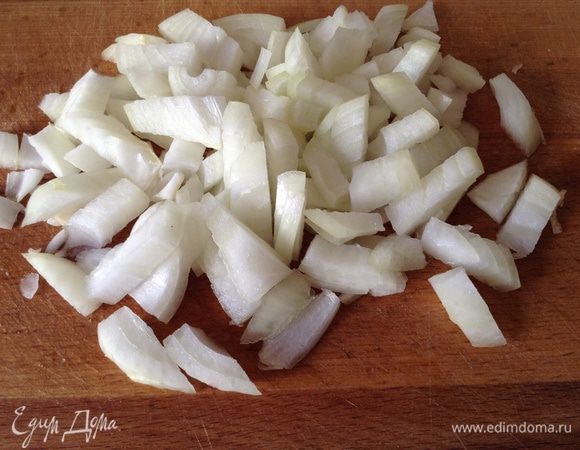 Очистить и порезать лук.