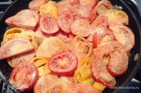 Порезать помидоры, уложить слоем на кабачки с луком, посолить, слегка присыпать манкой (не обязательно!, это, как говорит моя мама - для сытности).