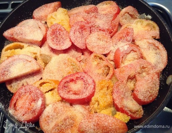 Порезать помидоры, уложить слоем на кабачки с луком, посолить, слегка присыпать манкой (не обязательно!, это, как говорит моя мама - для сытности).