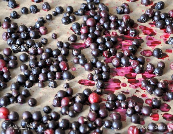 Затем переложить ягоды на другой противень, застеленный новым пергаментом. И снова поставить в духовку. Еще на 2-3 часа Затем духовку выключить и оставить ягодки на ночь. Время сушки зависит от Вашей духовки и от размера ягод. Надо не пересушить. На ощупь она должна быть мягкая, но при надавливании  не выделять ни капельки сока. 
