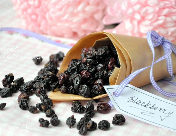 Наутро смородину переложить в мешочки, кульки, баночки, туда, где будете хранить. И можно также подарить такой кулек на НГ)))) Все угощайтесь!!!