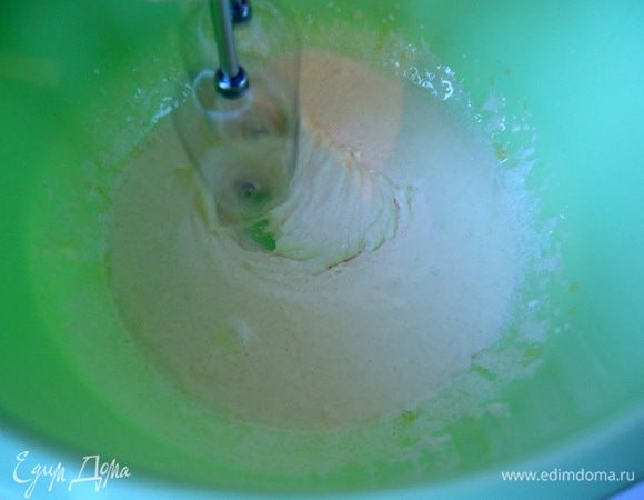 Для бисквита  смешать кипяток и растворимый кофе. Яйца разделить на желтки и белки.  Желтки взбить с сахаром добела.

