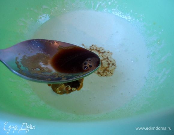 Не прекращая взбивать, постепенно добавить по 1 ложке заваренный кофе. 