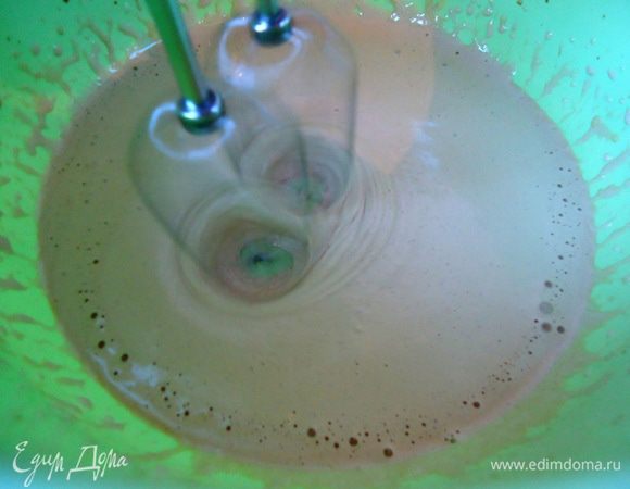 Взбивать в течение 5 минут, пока масса не увеличится в объеме и станет устойчивой.
