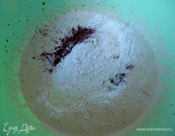 Муку, какао, крахмал и разрыхлитель просеять.
