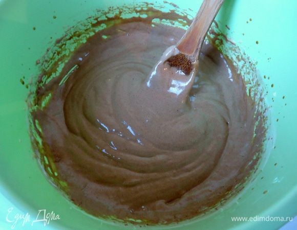 Аккуратно перемешать с взбитыми желтками.
