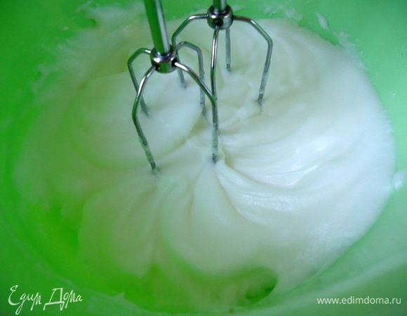 Белки взбить со щепоткой соли до мягких устойчивых пиков.

