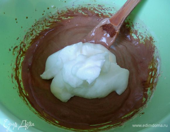 В два приема добавить белки к общей массе, каждый раз, аккуратно перемешивая методом складывания, снизу верх.
